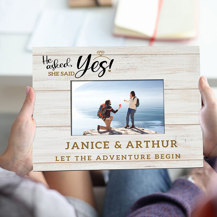 Cornice Portafoto Girevole In Legno 'Let The Adventure Begin': Regalo Di Fidanzamento Originale Per Coppie (15x10 Cm)